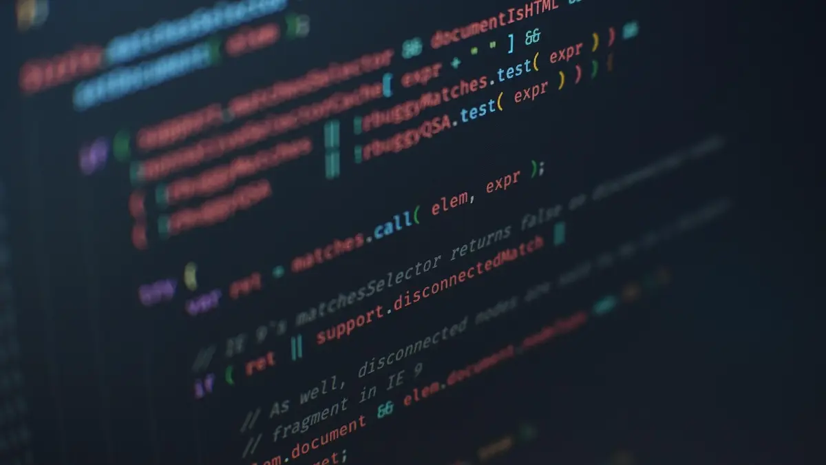 Quellcode auf dem dunklen Bildschirm eines Editors